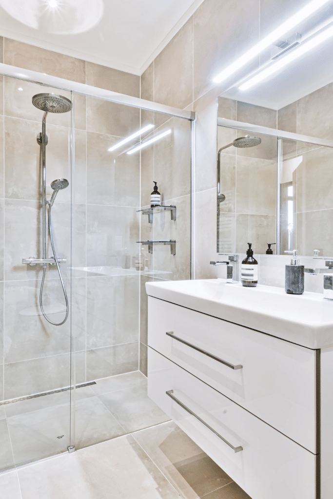 small bathroom_large tiles